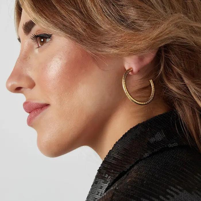 FRENCH RIVIERA | May -kuvioidut kullanväriset kirurginteräsrenkaat