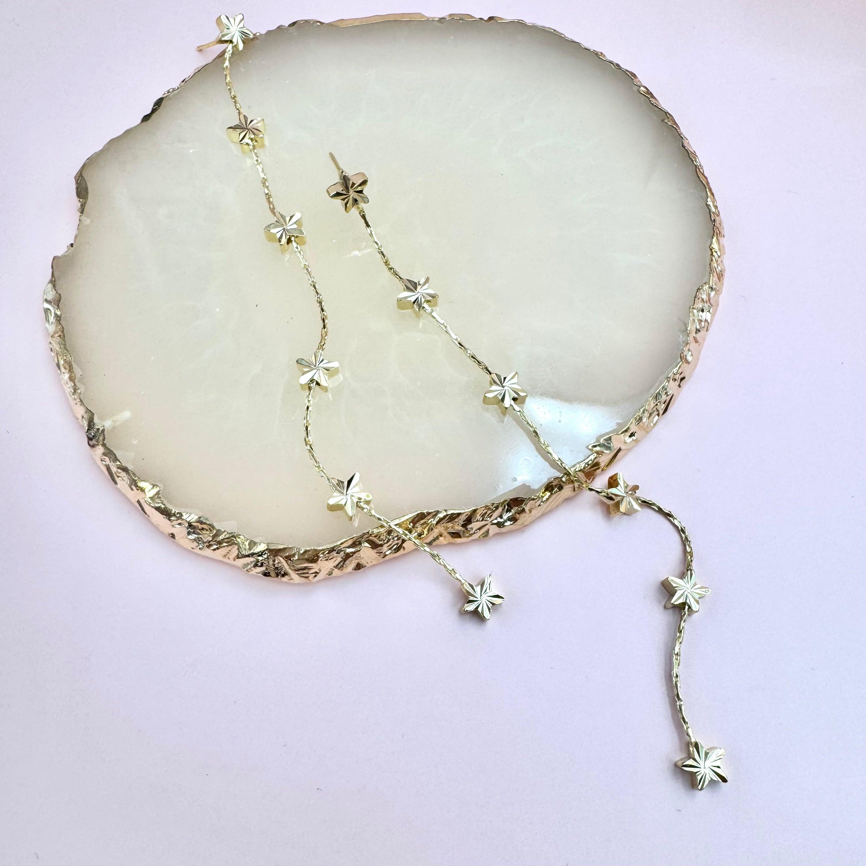 FRENCH RIVIERA | Étoile Earrings -pitkät tähtikorvakorut (kulta)