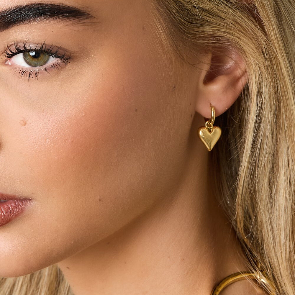 FRENCH RIVIERA Amour Coeur Mini -pienet kirurginterässydänkorvakorut.