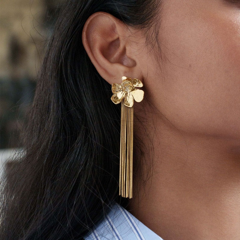 Bohm Paris Mona näyttävät kukkakorvakorut pitkät kultaiset.