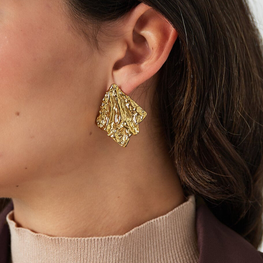 FRENCH RIVIERA | Lumière – kullanväriset teksturoidut nappikorvakorut