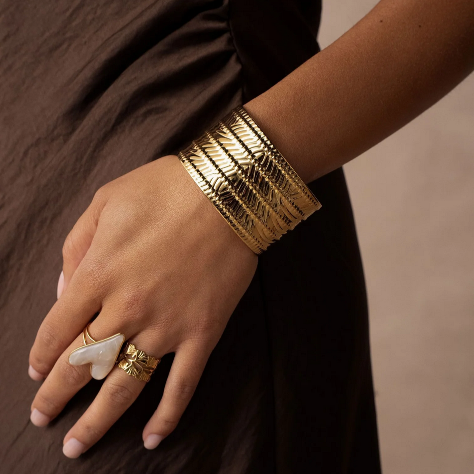 Bohm Paris Leia leveä kultainen mansettirannekoru mallin ranteessa.