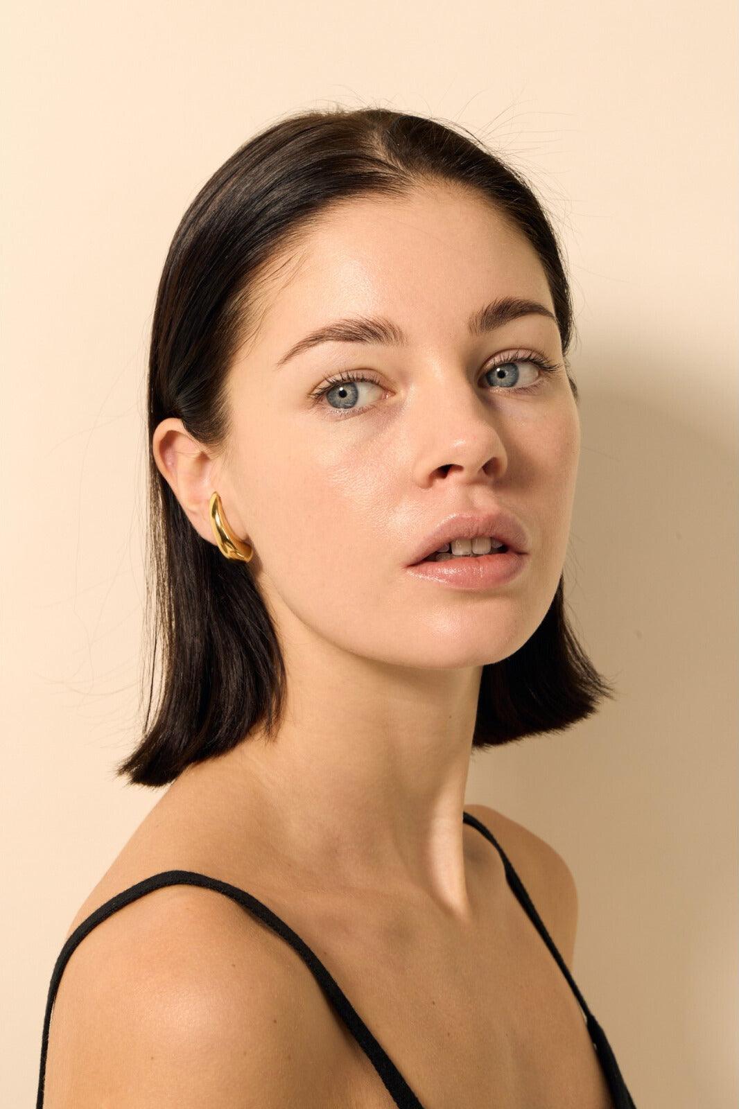 FRENCH RIVIERA | Vivien -kirurginteräksiset modernit napit (hopea)