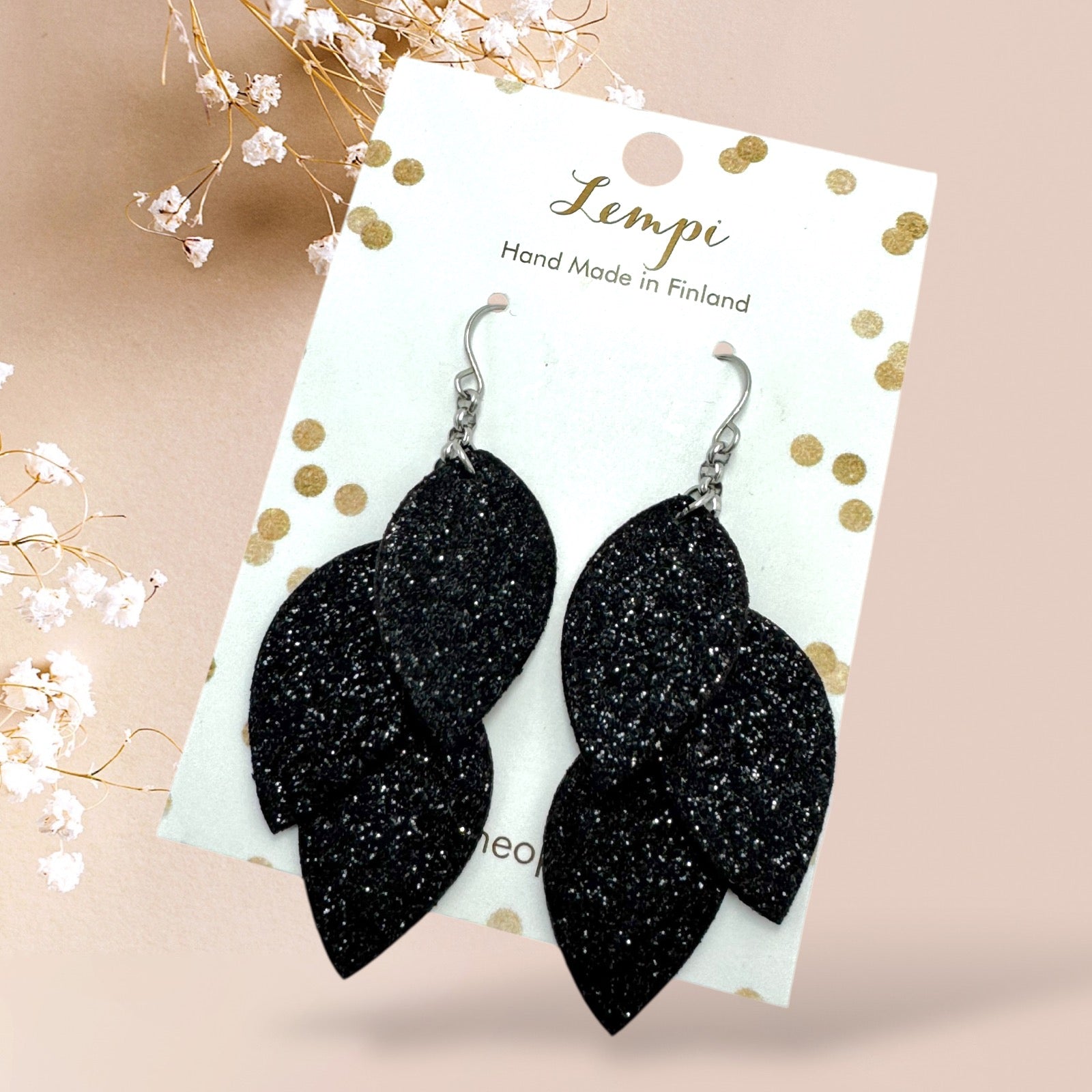 Mustat kimaltavat kotimaiset lehtikorvakorut tuotekuva vaalealla pohjalla.