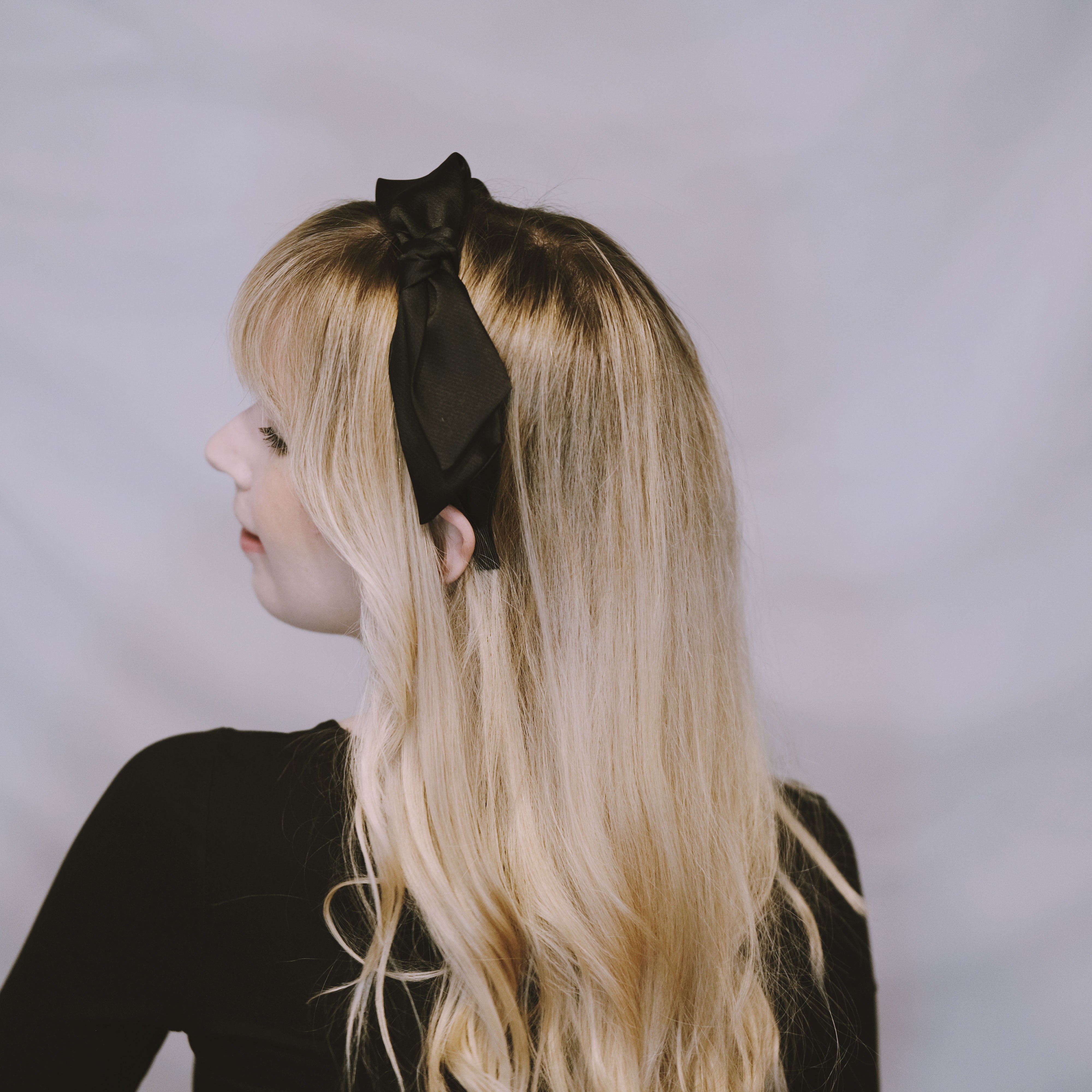 Satin Bow hiuspanta mustalla sävyllä ja pehmeällä kiillolla lähikuvassa takaa