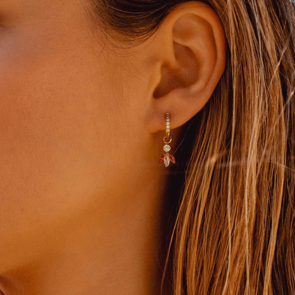 BOHM PARIS Katarina lehtikorvakorut korvassa lähikuvassa mallin korvassa.