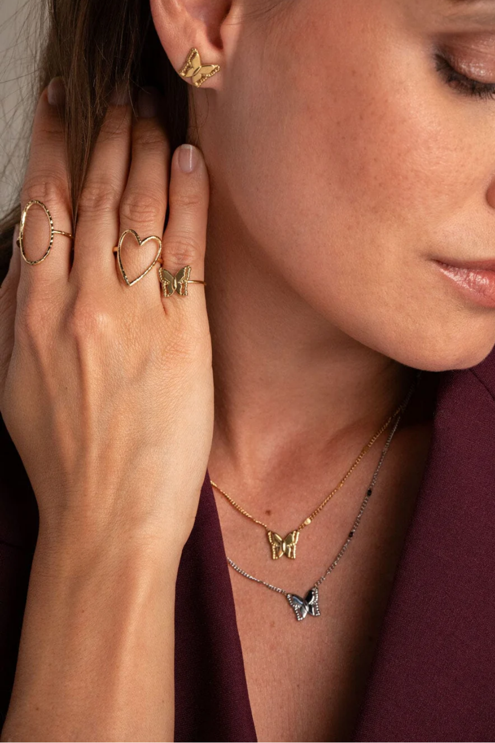 Hopeanvärinen XS perhossormus lähikuvassa sormessa kuvattuna.