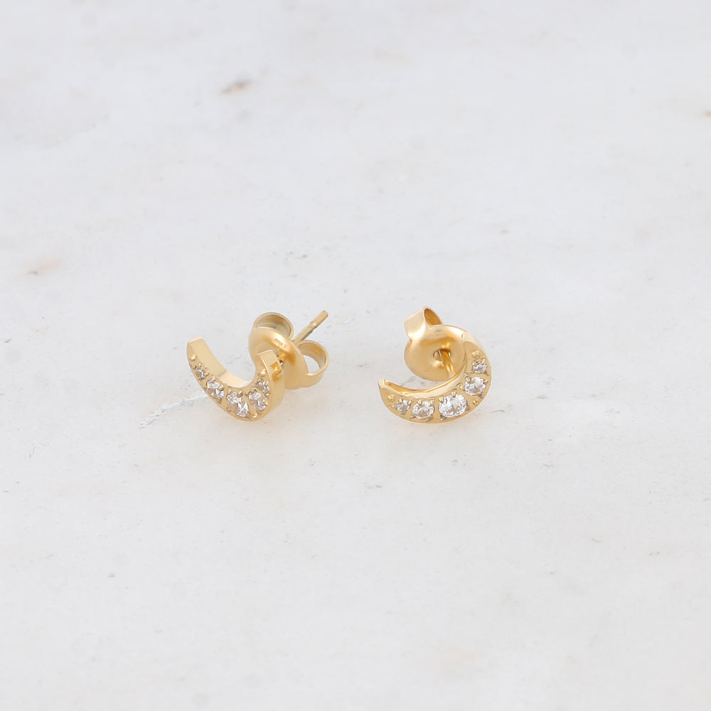 BOHM PARIS Laya kuunkorvakorut kultaisena lähikuvassa.