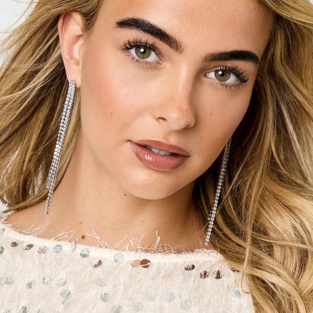 FRENCH RIVIERA Crystal Cascade – pitkät hopeansävyiset strassikorvakorut.