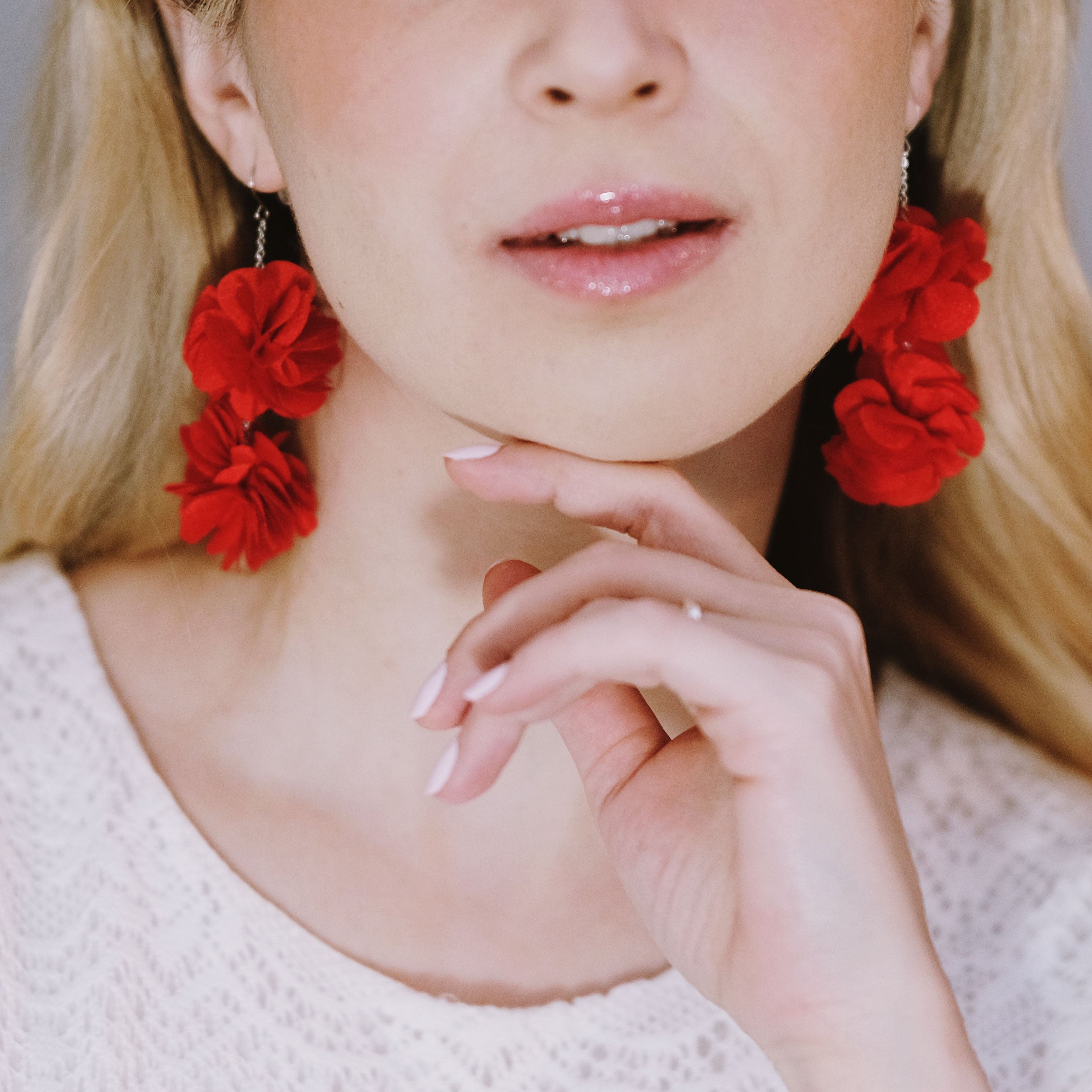 Romanttiset punaiset kukkakorvakorut, käsintehty Oulussa ja suunniteltu kauniisti liikkuviksi.