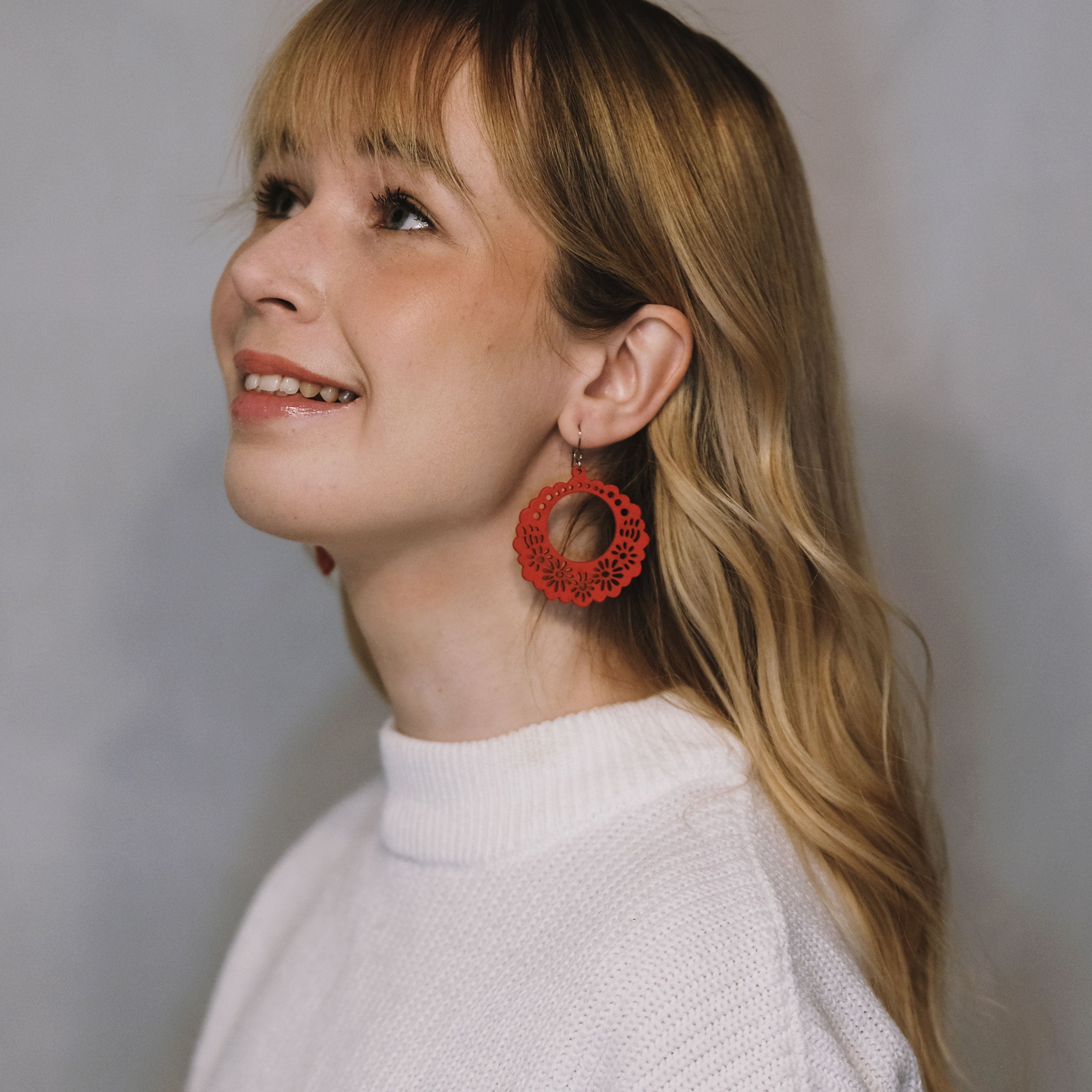 Pitsimarja – puiset punaiset pitsikorvakorut