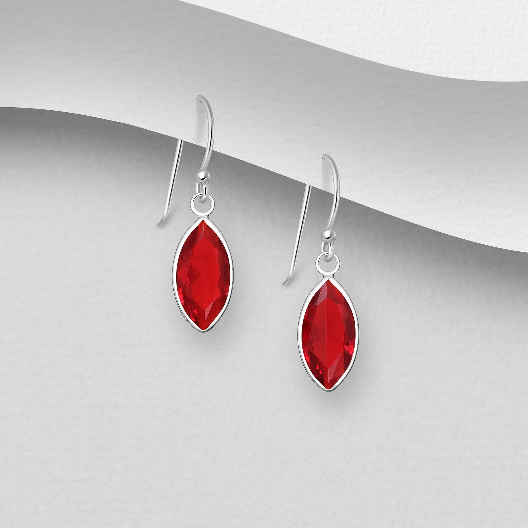 Sirot roikkuvat hopeakorvakorut punaisella kristallilla, kevyt ja elegantti malli.