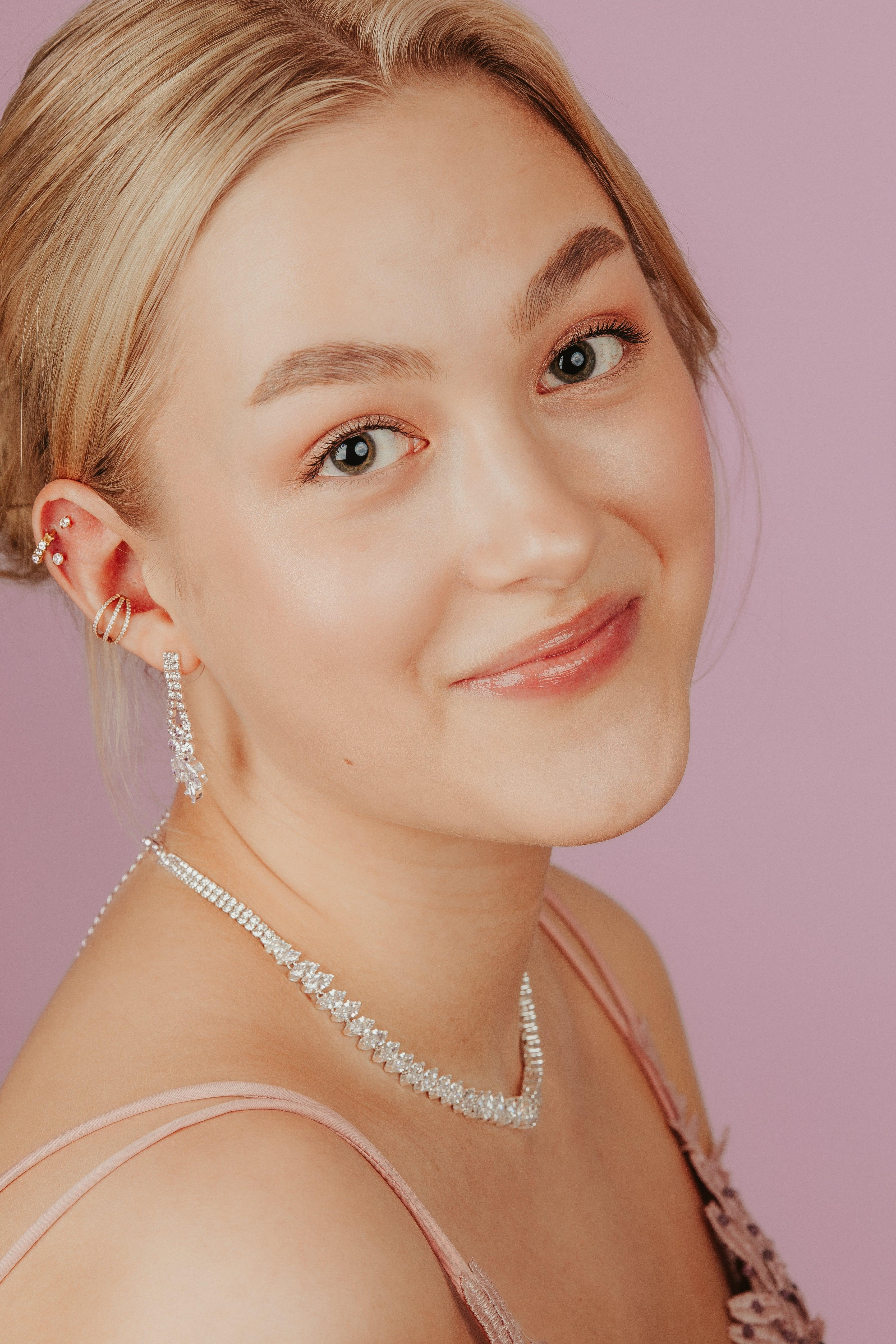 Juhlakaulakoru, ROMANCE|Grace -hopeanvärinen Cubic Zirconia kaulakoru
