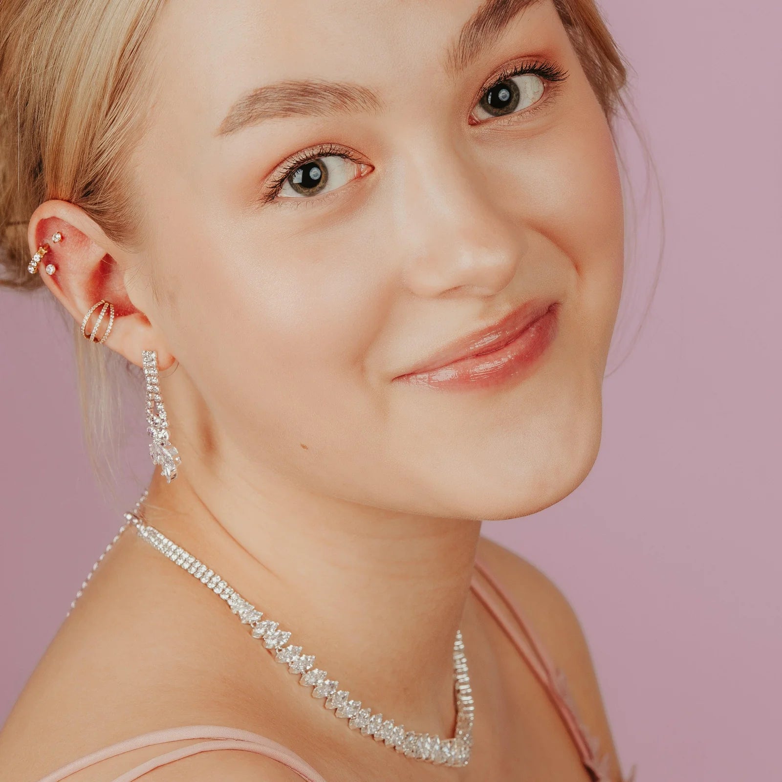 Grace juhlakorusetti – hopeanvärinen kaulakoru ja pitkät korvakorut kirkkailla kivillä.