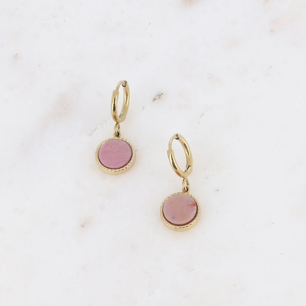 Kullanväriset rhodoniittikorvakorut roosalla kivellä lähikuvassa