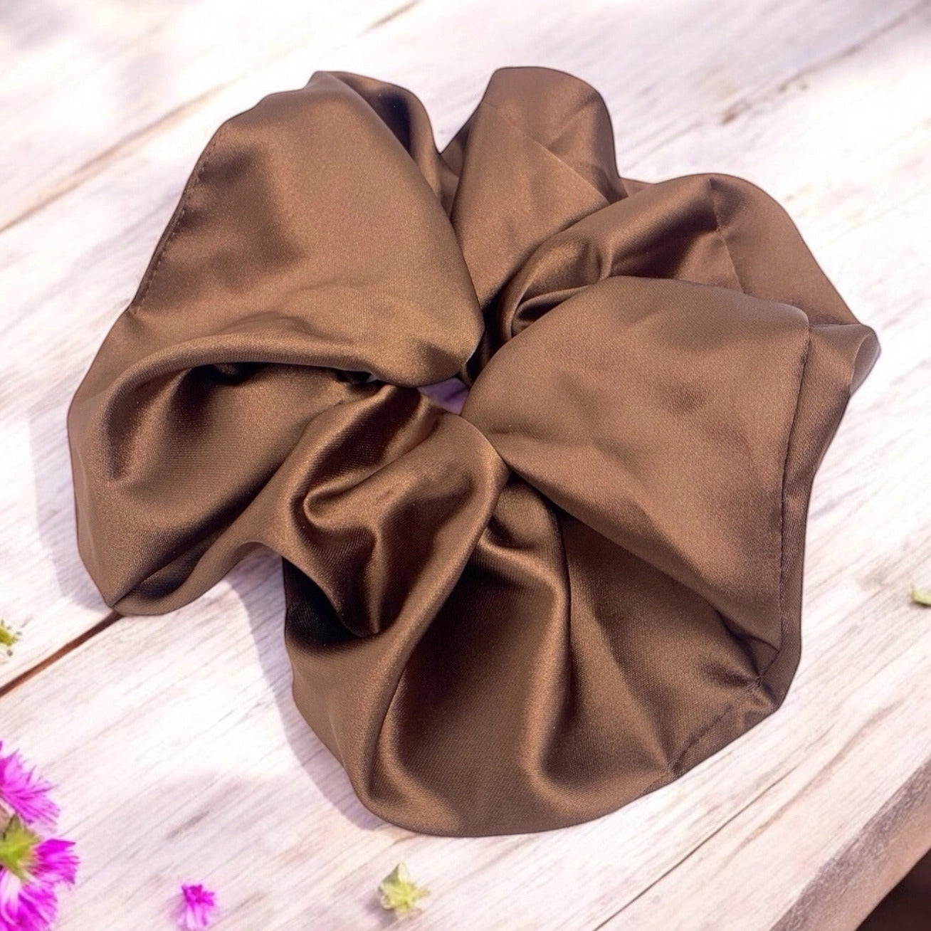 iso ruskea satiini scrunchie hiuksiin