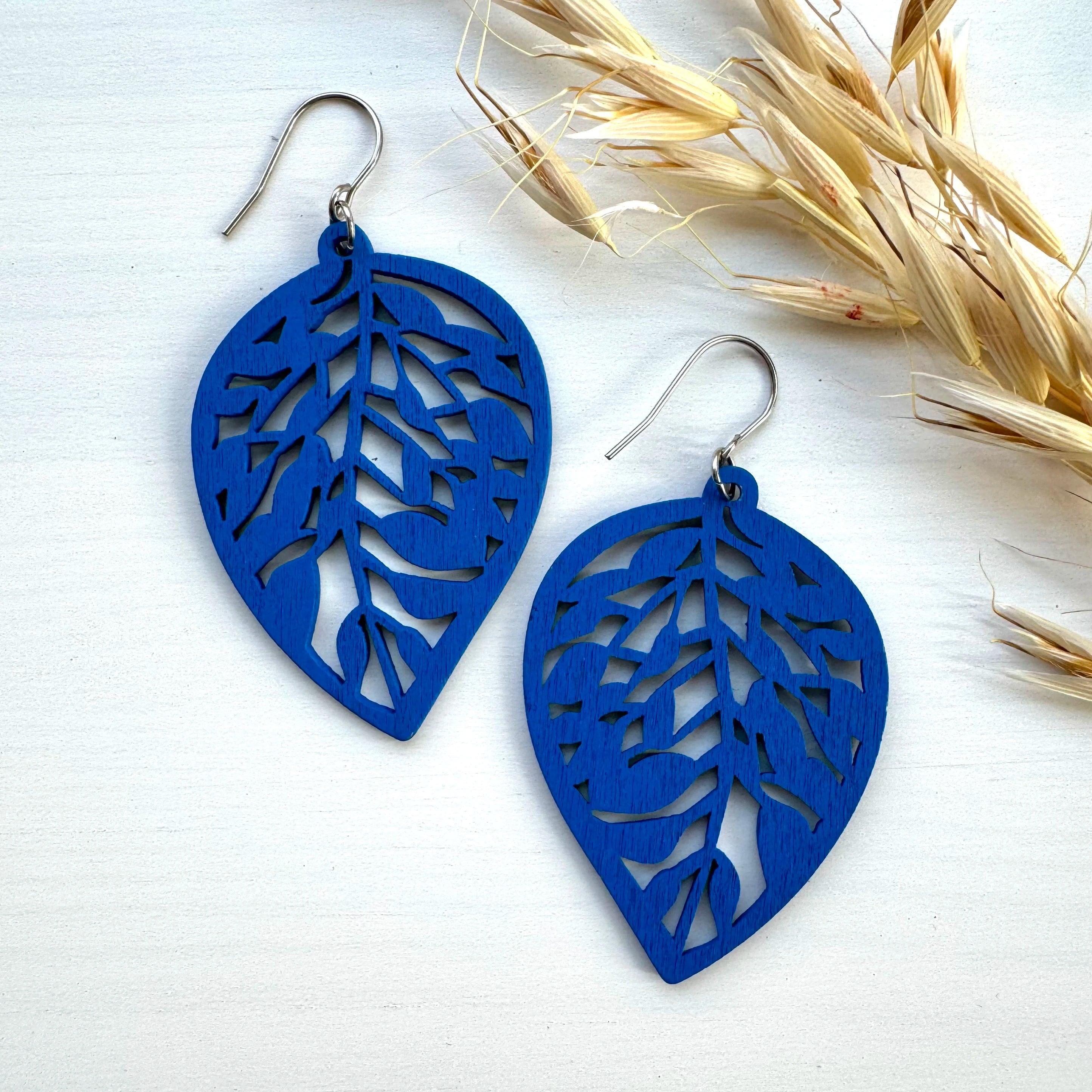 Puiset korvakorut, Lehti (lyhyt versio) -siniset puukorvakorut