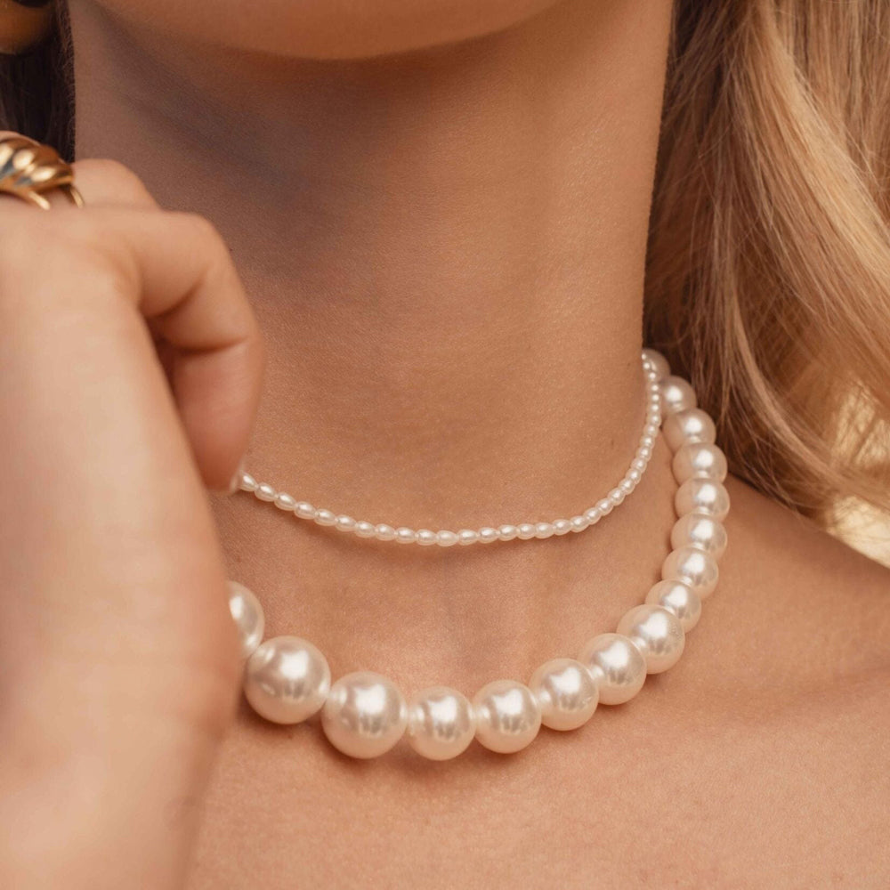 Siro valkoinen helmikaulakoru kaulalla kerrostettuna