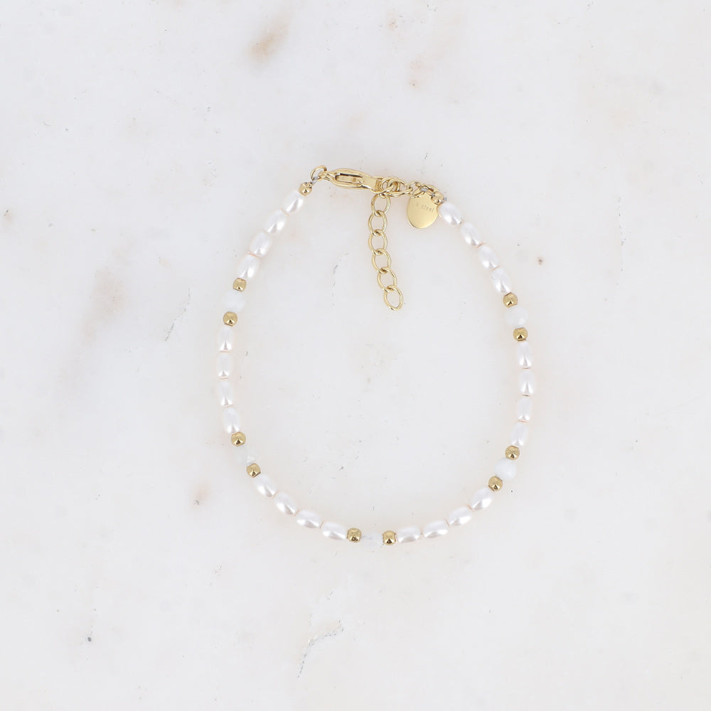 Kullanvärinen akaattihelmi rannekoru valkoisilla helmillä
