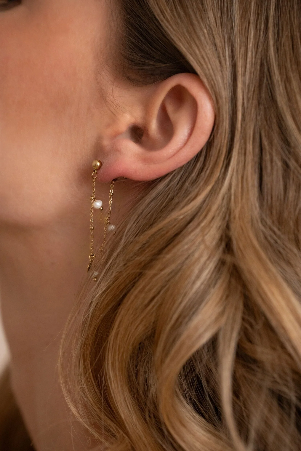 BOHM PARIS | Boucles Clarissa – roikkuvat helmiketjukorvakorut (kulta)