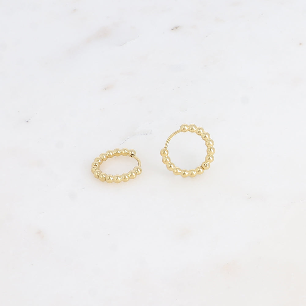 Minimalistiset kultaiset pienet rengaskorvakorut tekstuurilla