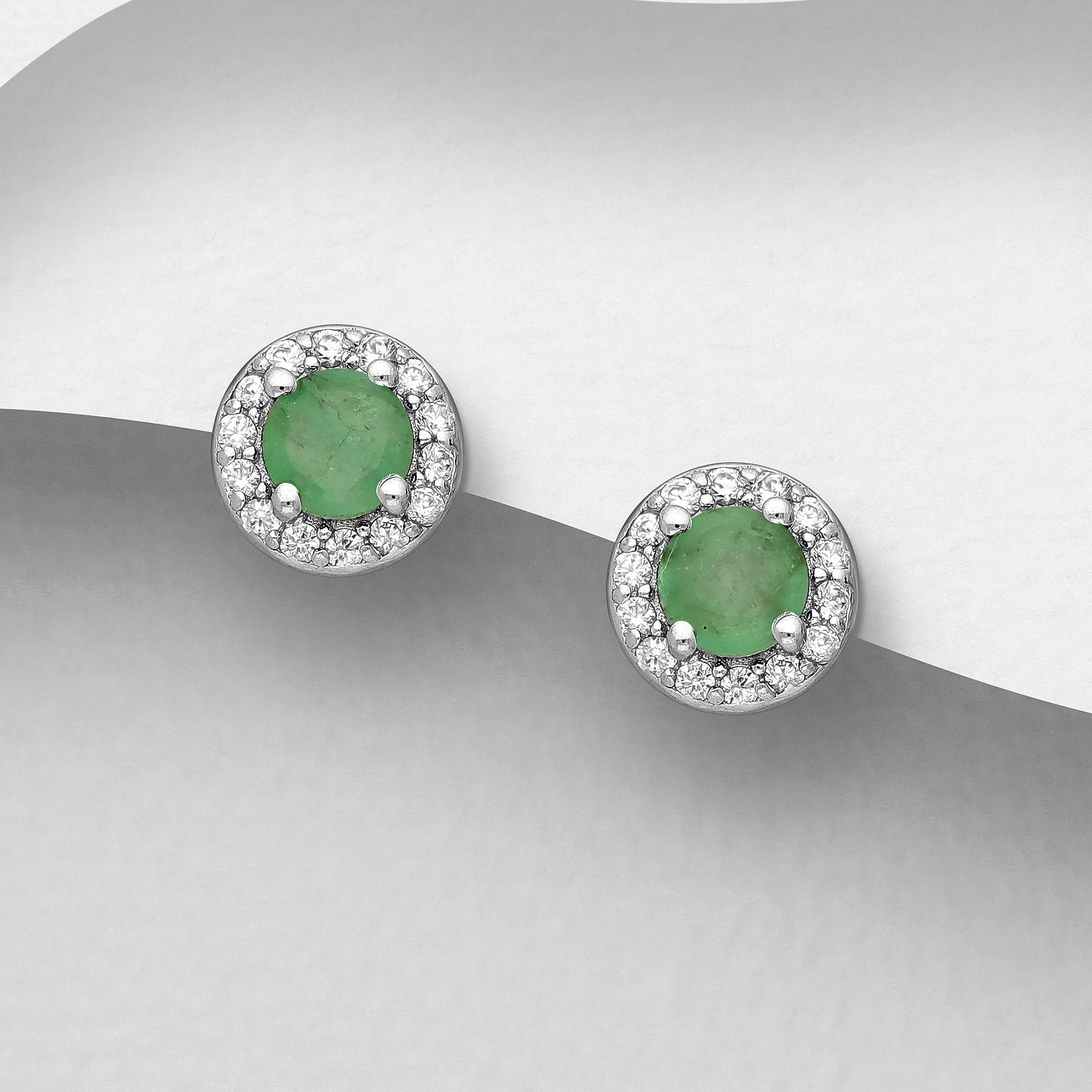 Premium Collection Viktoria -hopeakorvakorut aidolla smaragdilla ja zirkoniakehällä.