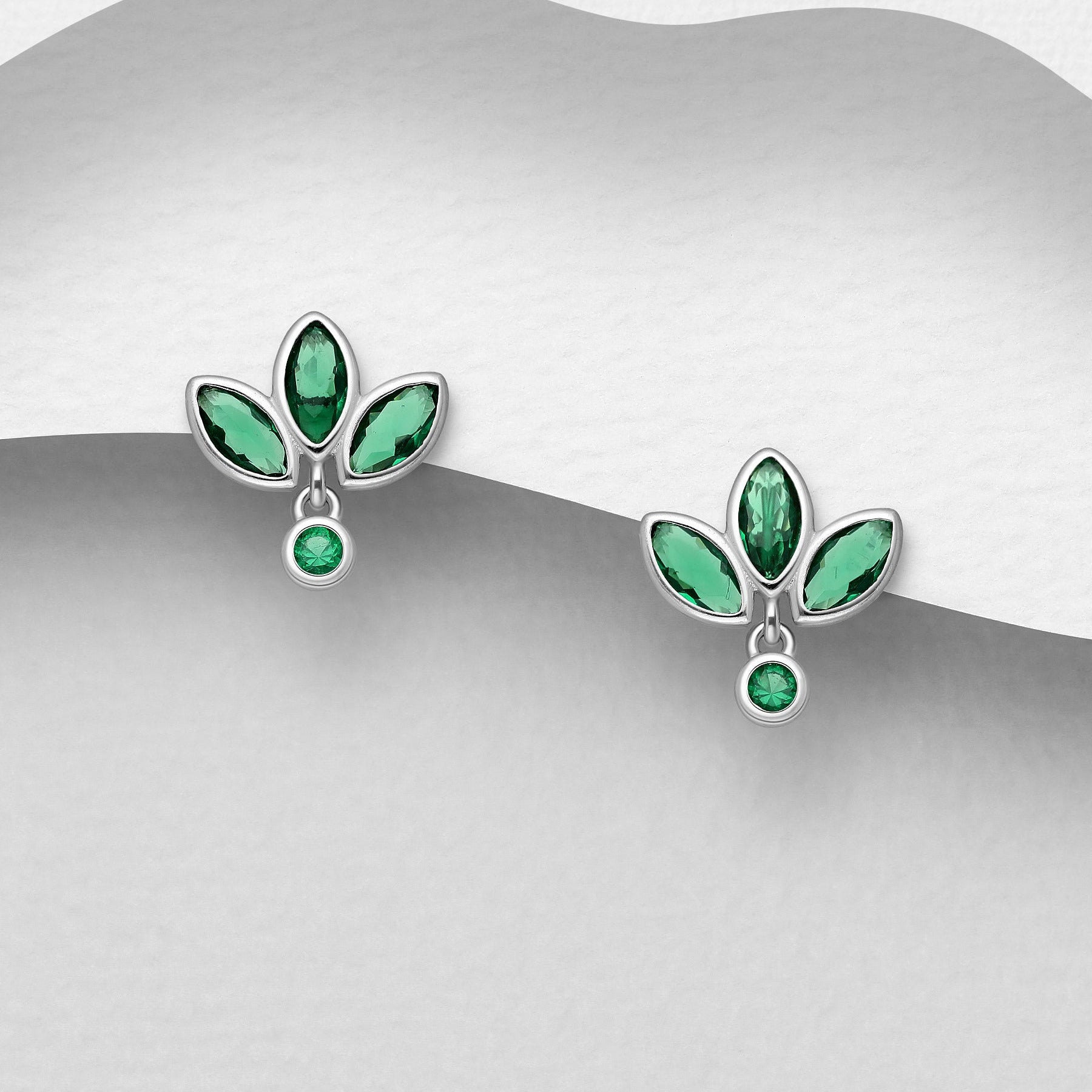 Hopeiset Elvaine-korvakorut, vihreä kolmi-lehtinen kiviasetelma.
