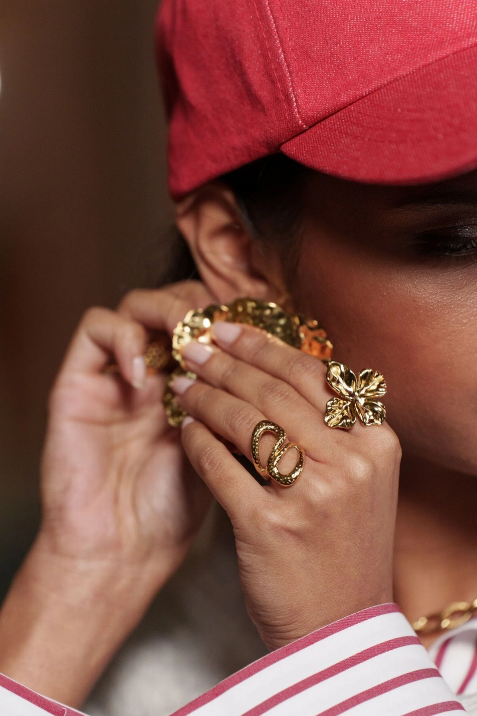 Bohm Paris suuri lehtisormus moderni Stockholm Style mallin sormessa.