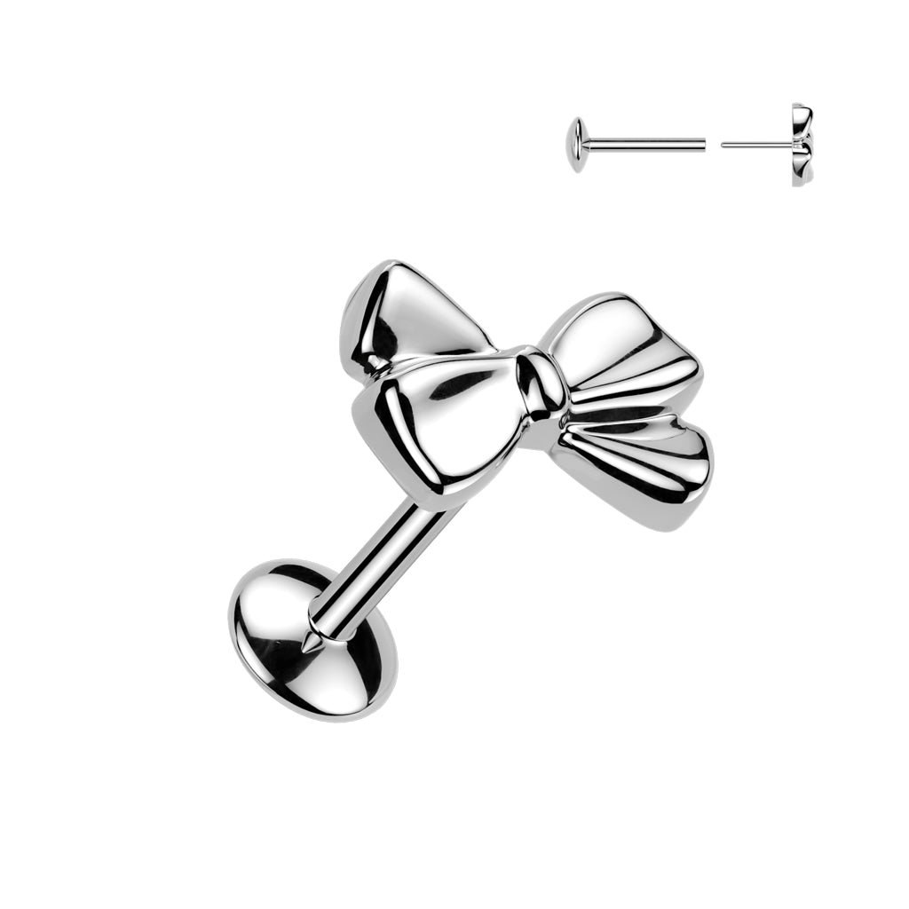 Bow rusettilabret lähikuvassa, hopeinen rustokoru helixiin.