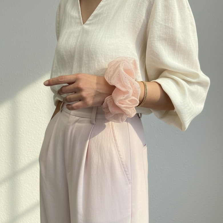 SUGAR SUGAR® | Starlight scrunchie – vaaleanpunainen kimaltava hiusdonitsi (XL)