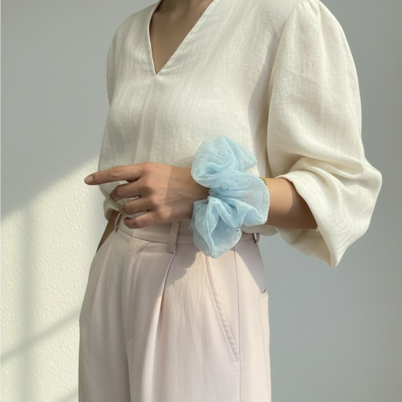 SUGAR SUGAR® | Starlight scrunchie – vaaleansininen kimaltava hiusdonitsi (XL)