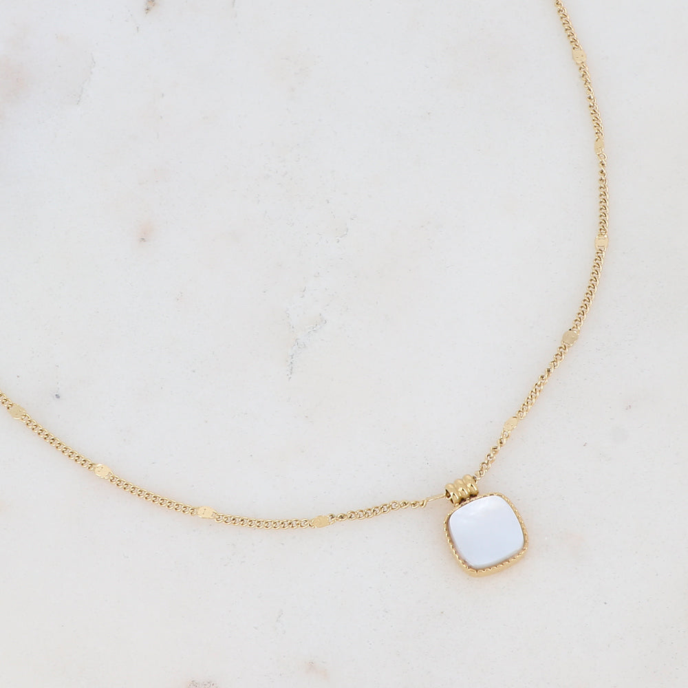 BOHM PARIS Chloefina kaulakoru valkoisella helmiäisriipuksella lähikuvassa.