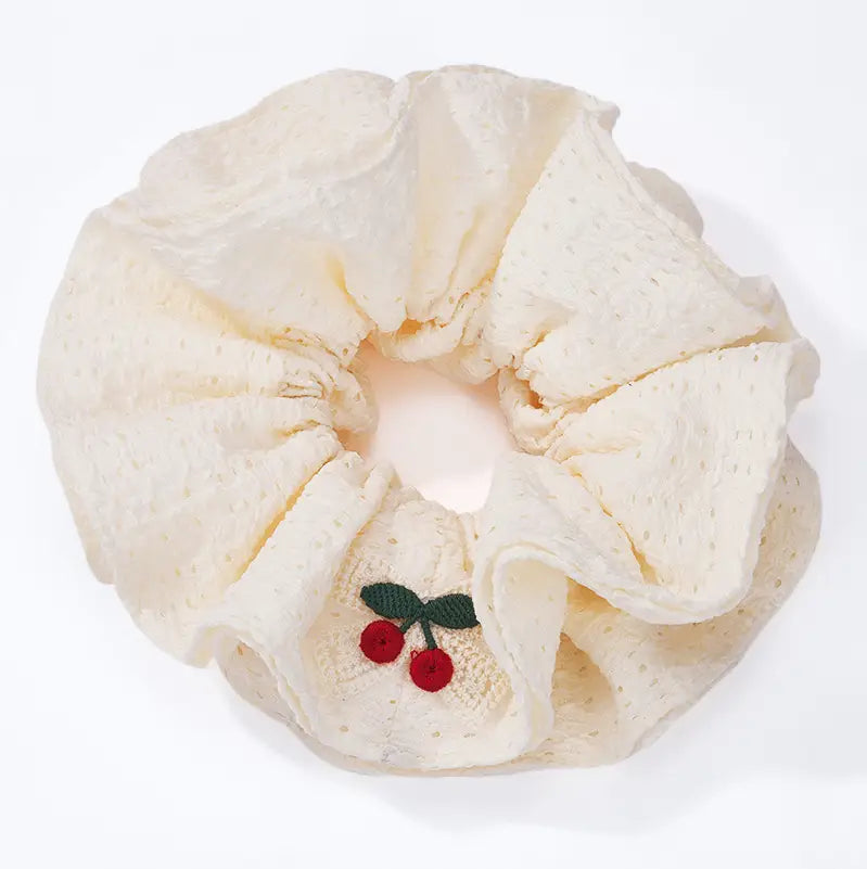 pehmeä xl scrunchie ivory sävyssä ja kirsikkakuviolla