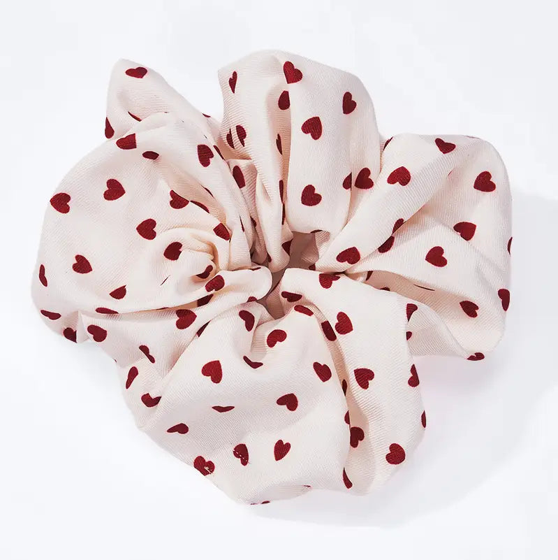 romanttinen heart scrunchie burgundynsävyisillä sydämillä