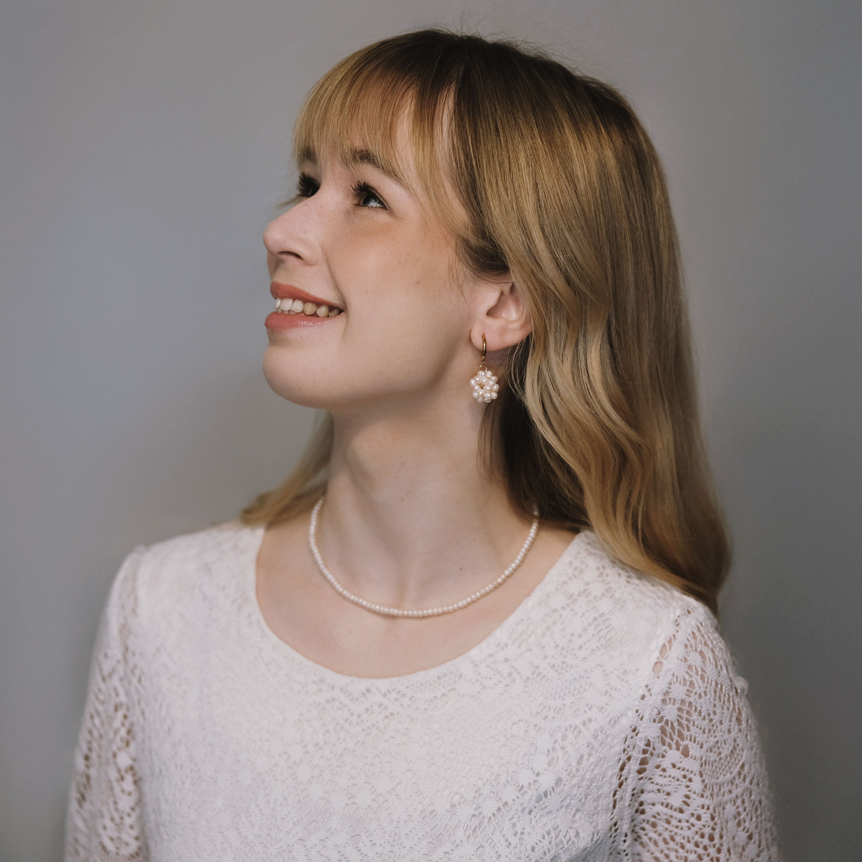 Kotimaiset makeanvedenhelmikorvakorut juhlakäyttöön