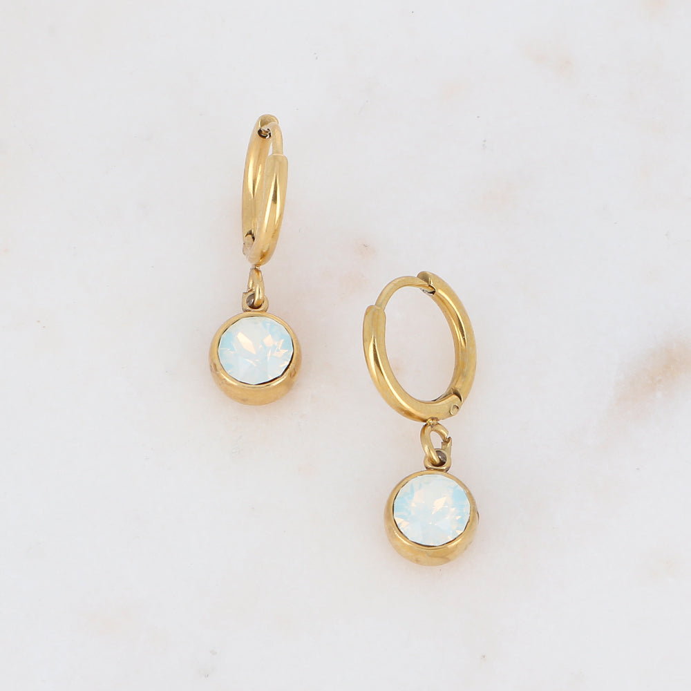 Kullanväriset korvakorut valkoisella opaalinhohtoisella kristallilla