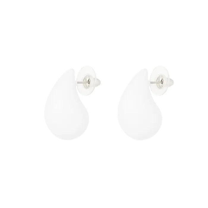 French Riviera | White Teardrop -pisaranmuotoiset kirurginteräsnapit
