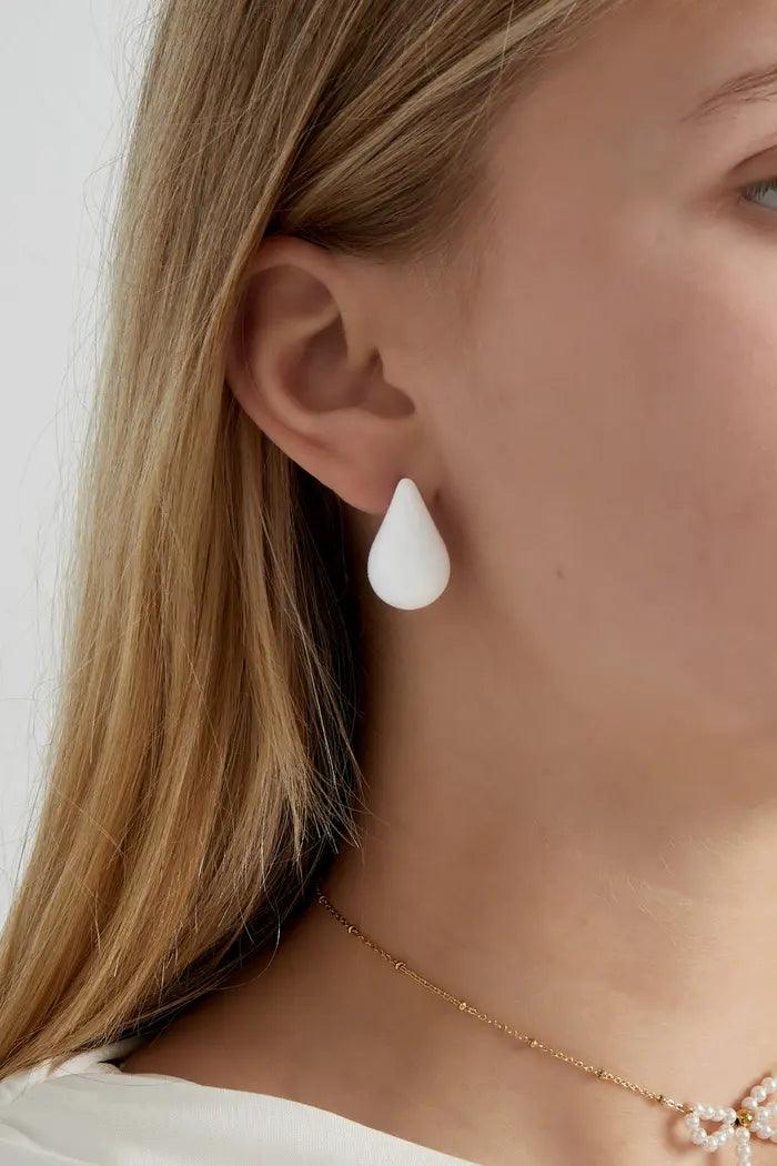 French Riviera | White Teardrop -pisaranmuotoiset kirurginteräsnapit