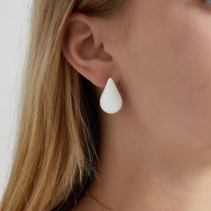 French Riviera | White Teardrop -pisaranmuotoiset kirurginteräsnapit