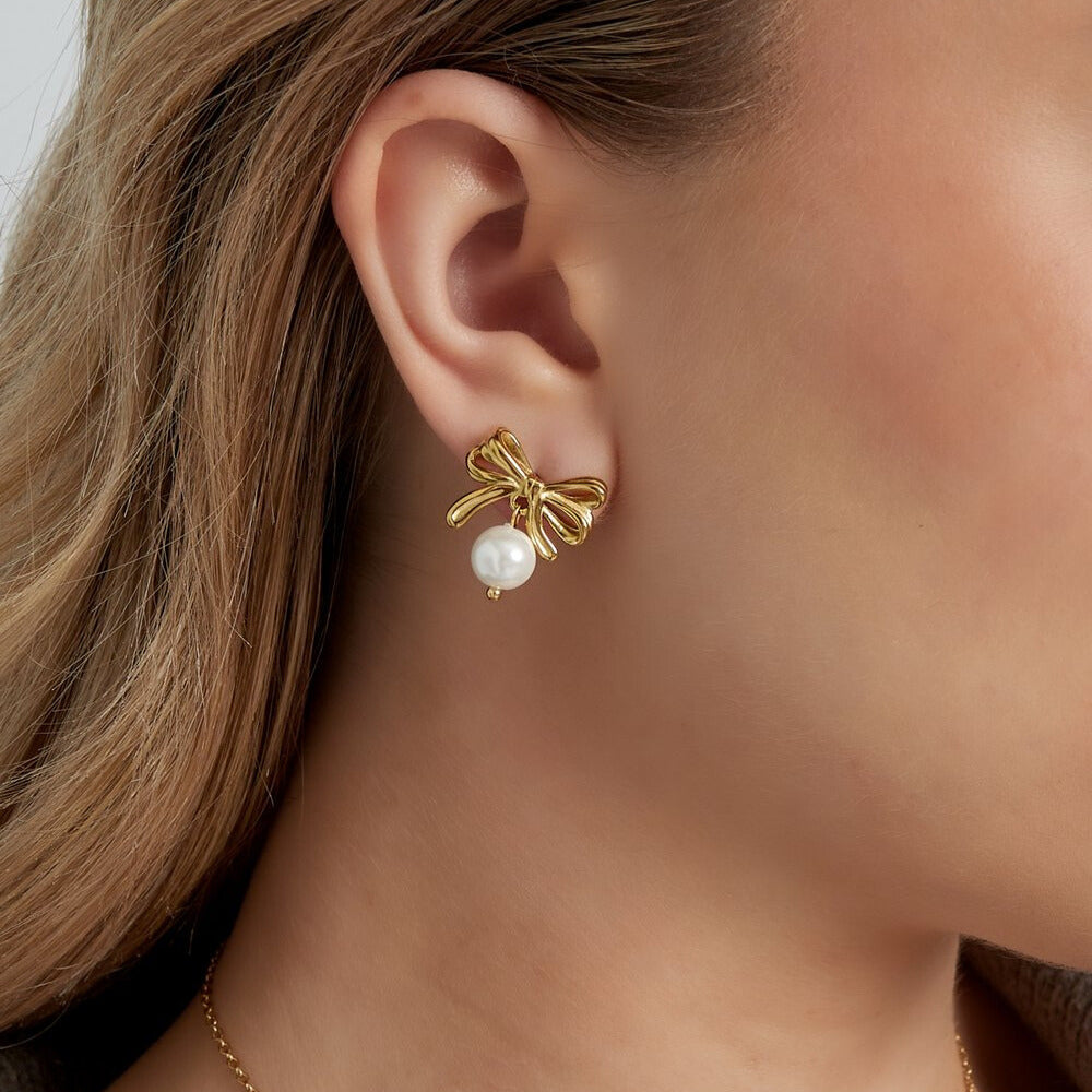 FRENCH RIVIERA | Belle Bow – rusettihelmikorvakorut (kulta, kirurginteräs)