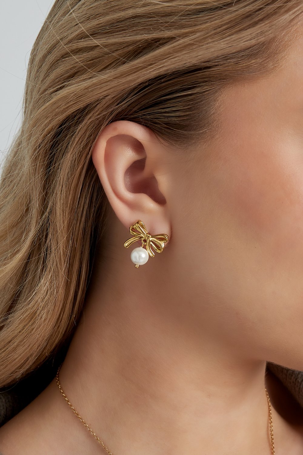 FRENCH RIVIERA | Belle Bow – rusettihelmikorvakorut (kulta, kirurginteräs)