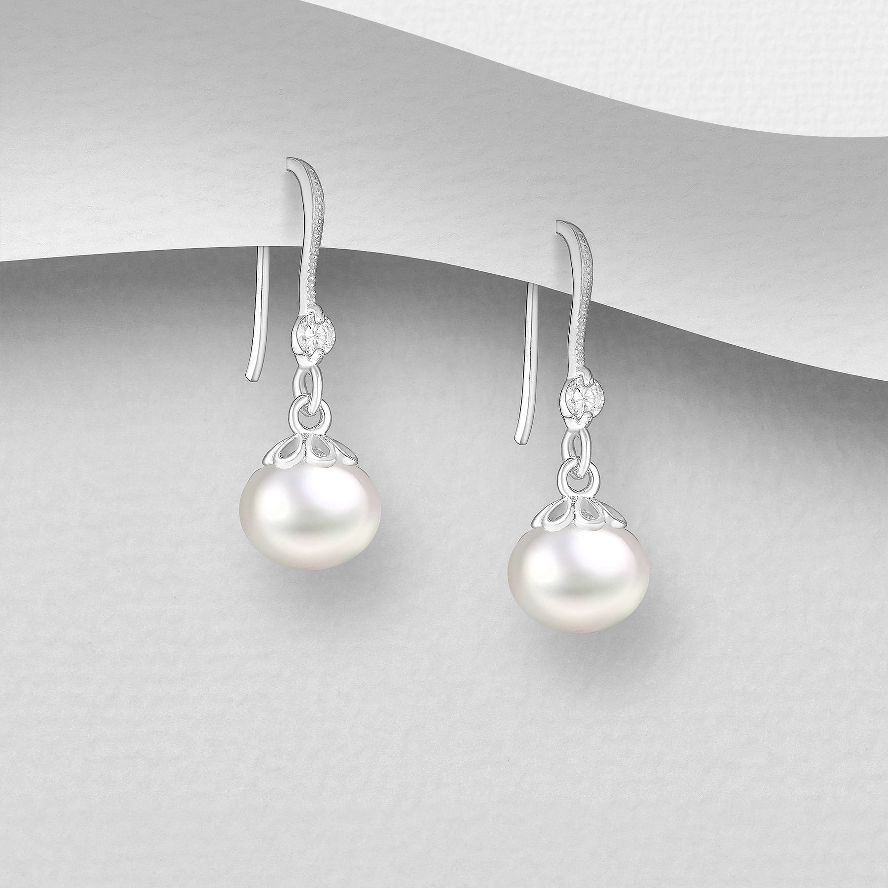 Klassiset hopeakorvakorut luonnollisella makeanvedenhelmellä.