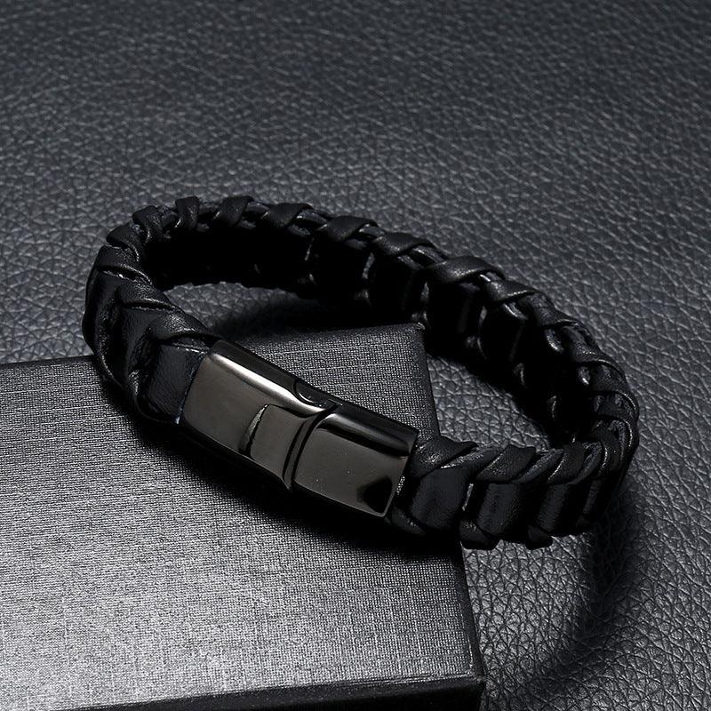 Keinonahkainen rannekoru, Stylish Black Faux Leather Bracelet