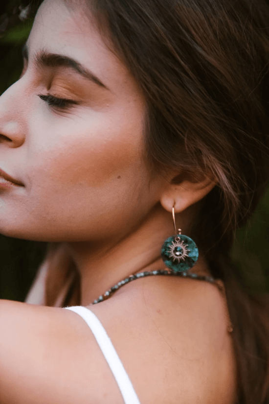 Korvakorut, BOHM PARIS|Boucles Anaelle avec pierre blanche agate