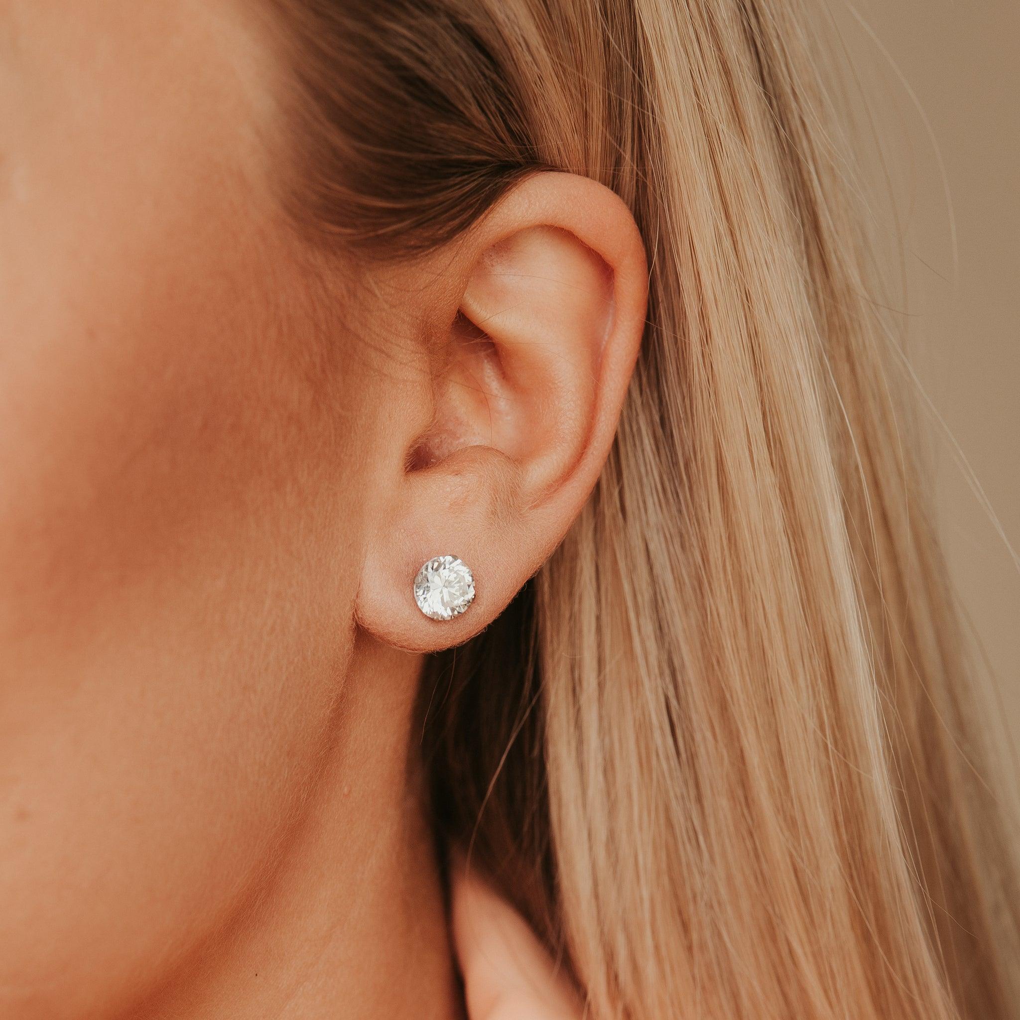Kirurginteräsnapit, Basic Round Earstuds with CZ
