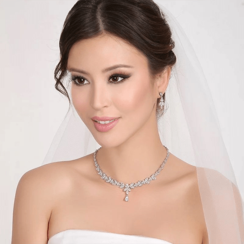 ATHENA BRIDAL|Classic Necklace Set -klassinen kulta kristallikorusetti