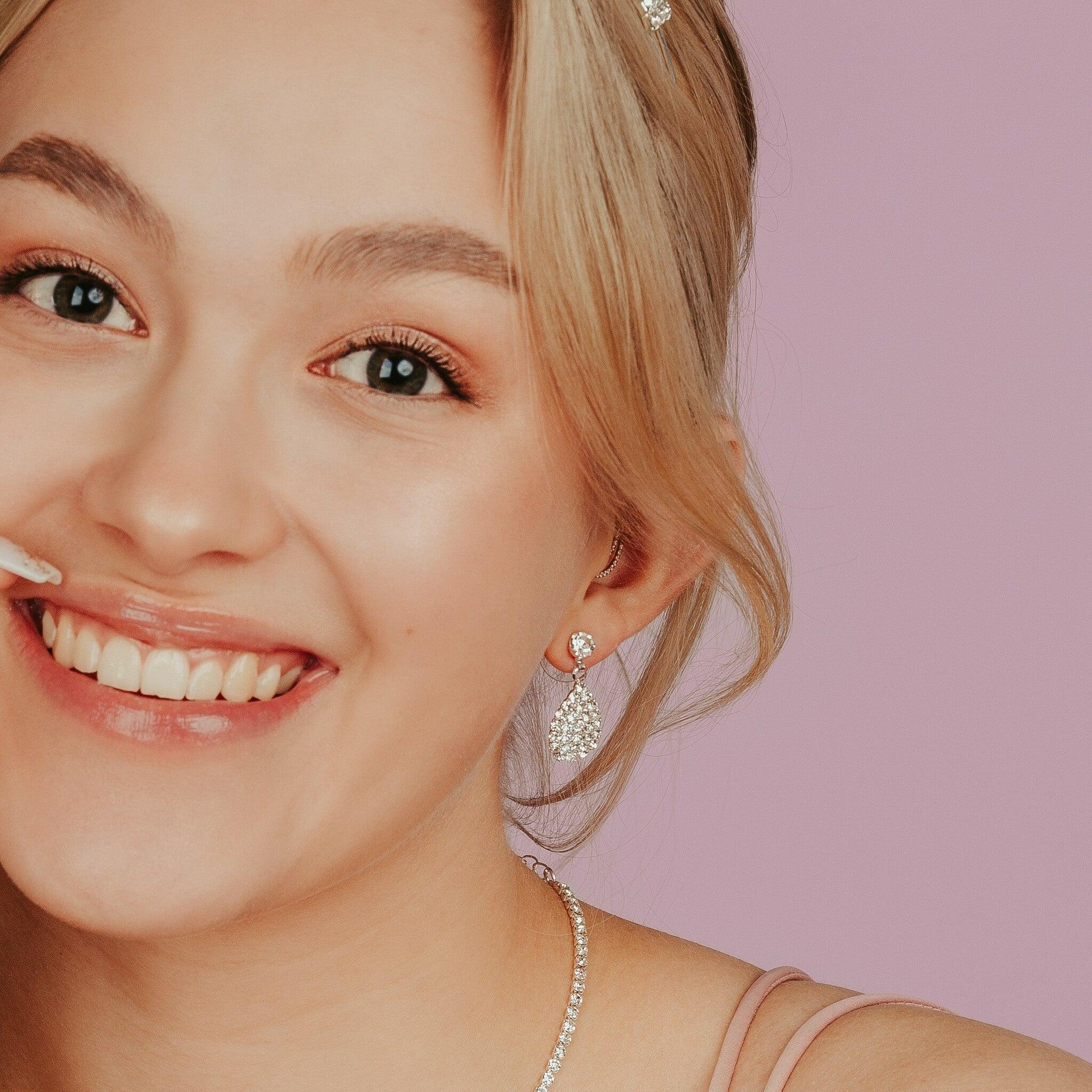 ROMANCE Christine korvakorut mallin korvassa – klassiset strassikorvakorut juhlaan.