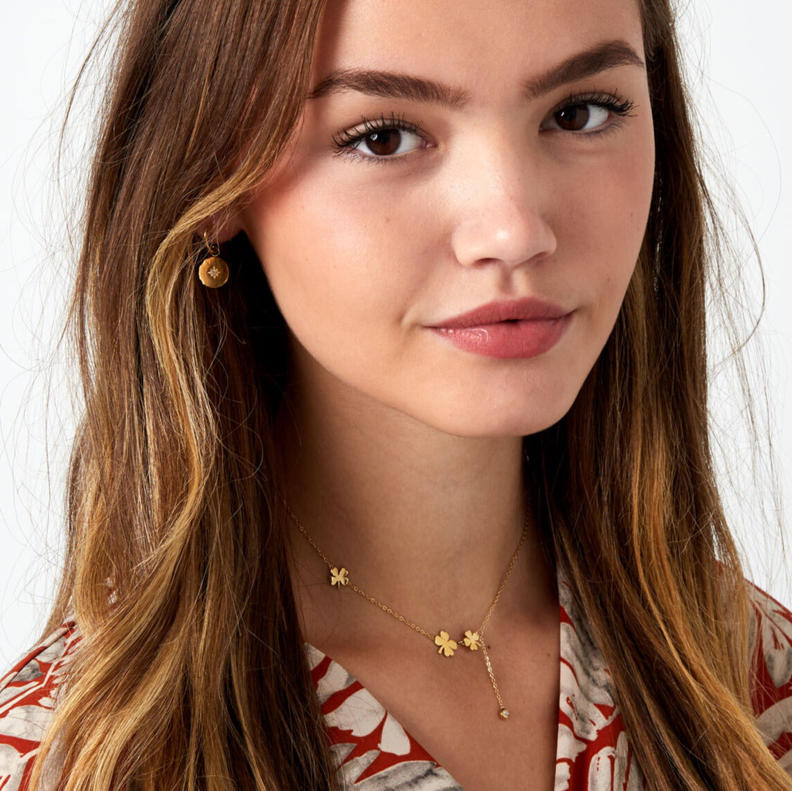 FRENCH RIVIERA | Lucky-kirurginteräskaulakoru apilakoristeella (hopea)