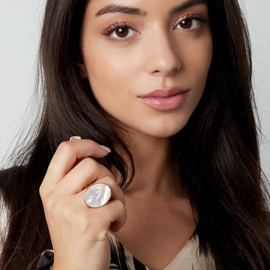 FRENCH RIVIERA | Lumi  – helmiäissormus kirurginteräksestä