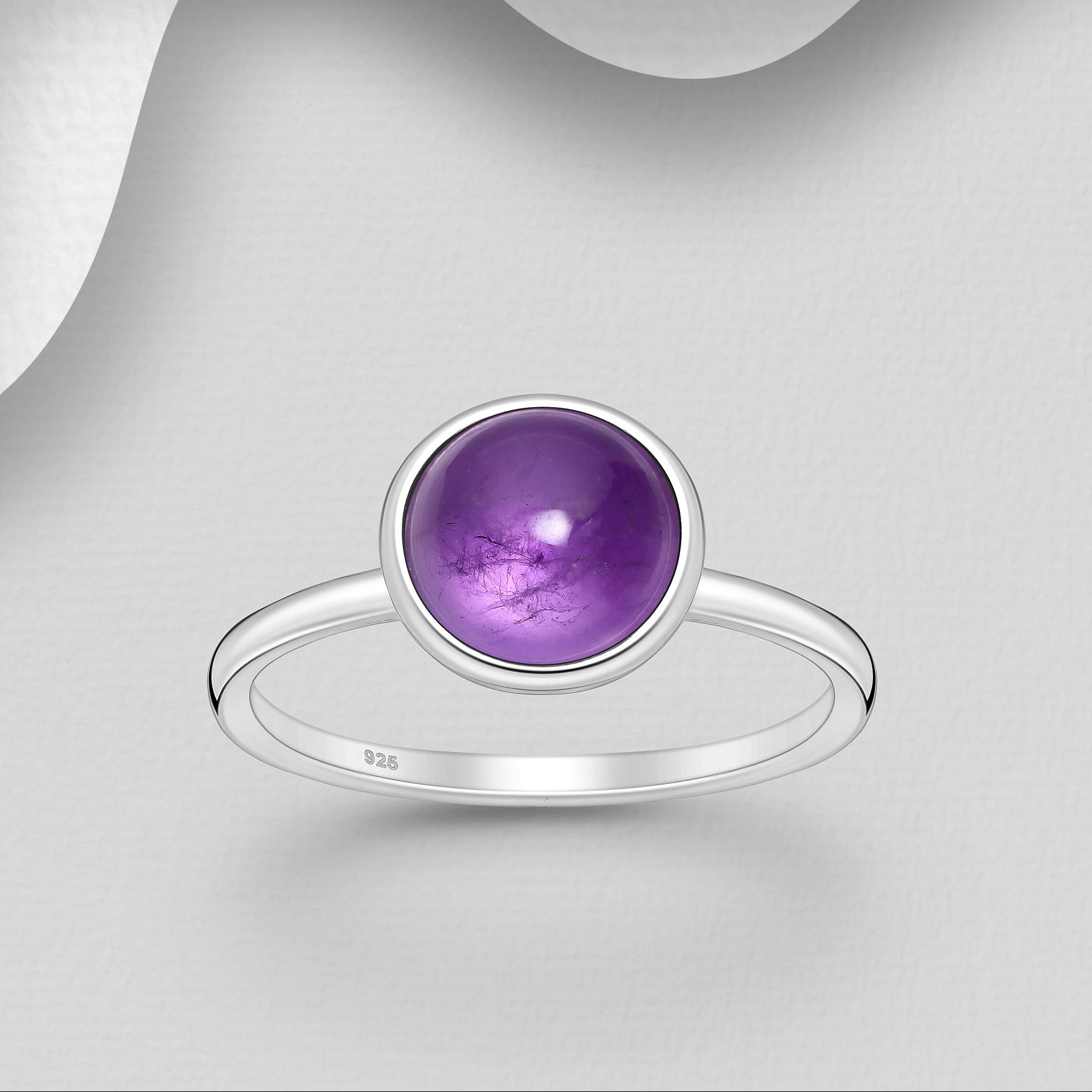Minimalistinen hopeasormus ametistilla ja bezel-istutuksella.